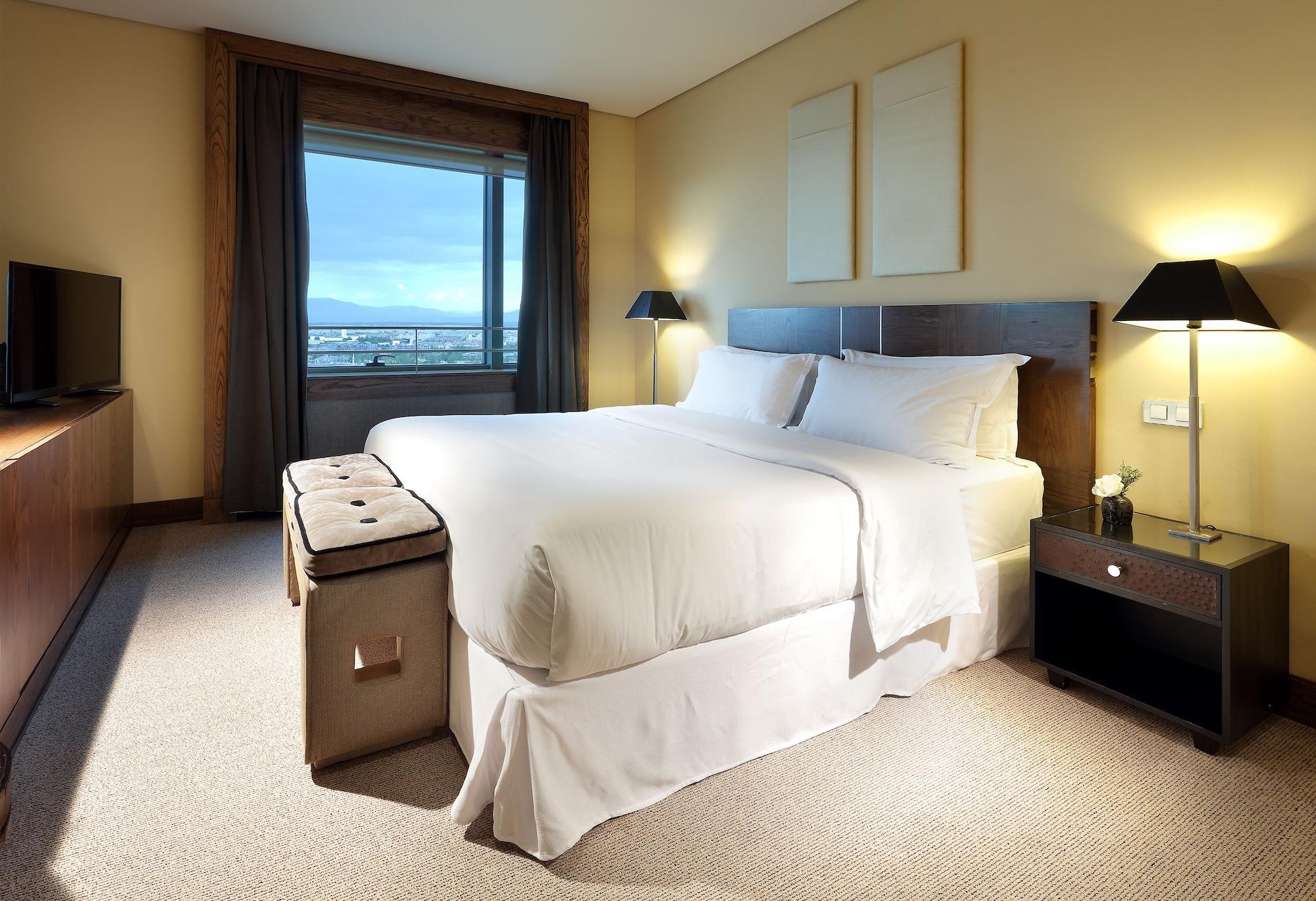 Eurostars Suites Mirasierra Мадрид Екстериор снимка A bedroom at the hotel