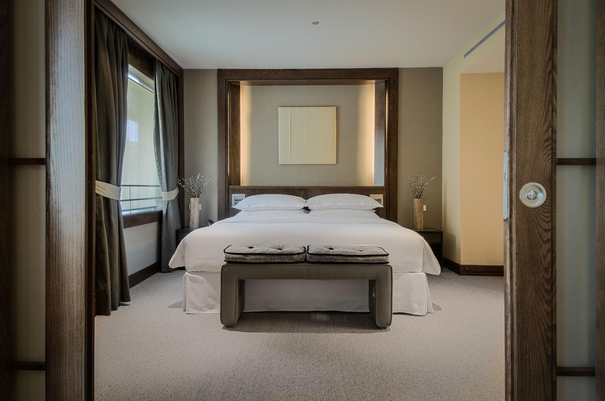 Eurostars Suites Mirasierra Мадрид Екстериор снимка A bedroom at the Mandarin Oriental, Munich