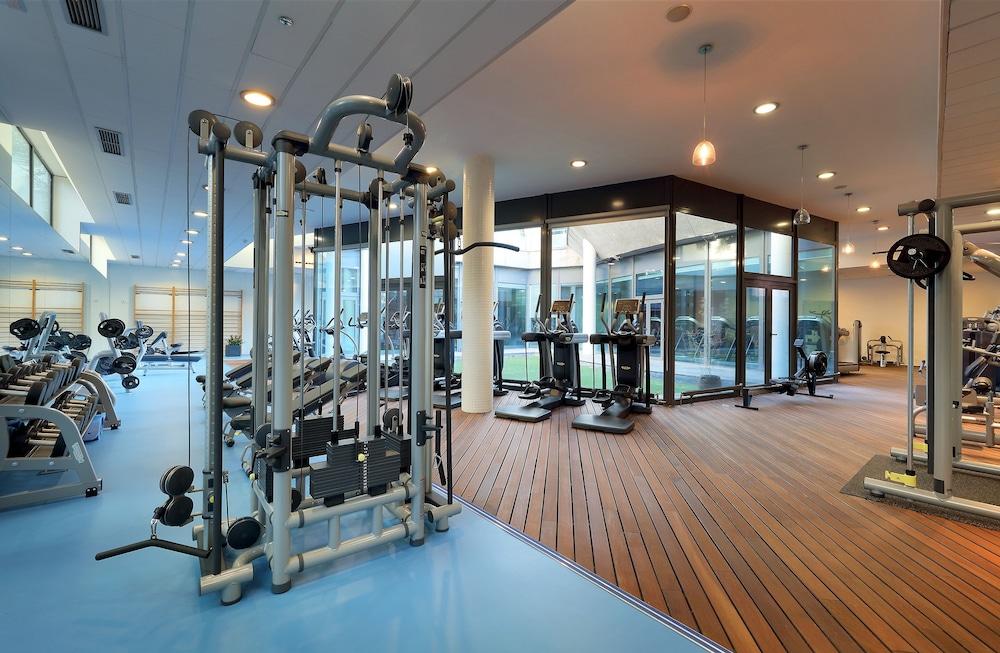 Eurostars Suites Mirasierra Мадрид Екстериор снимка The gym at the hotel