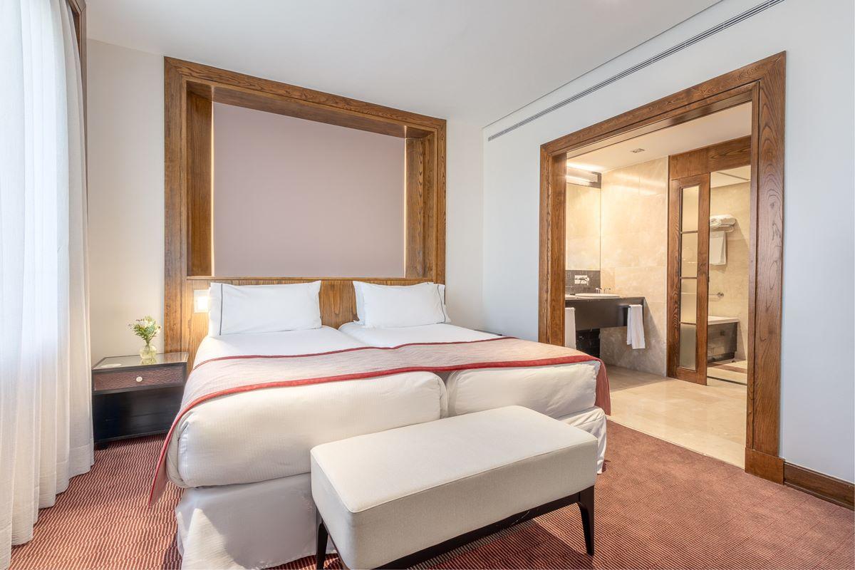 Eurostars Suites Mirasierra Мадрид Екстериор снимка A bedroom at the hotel