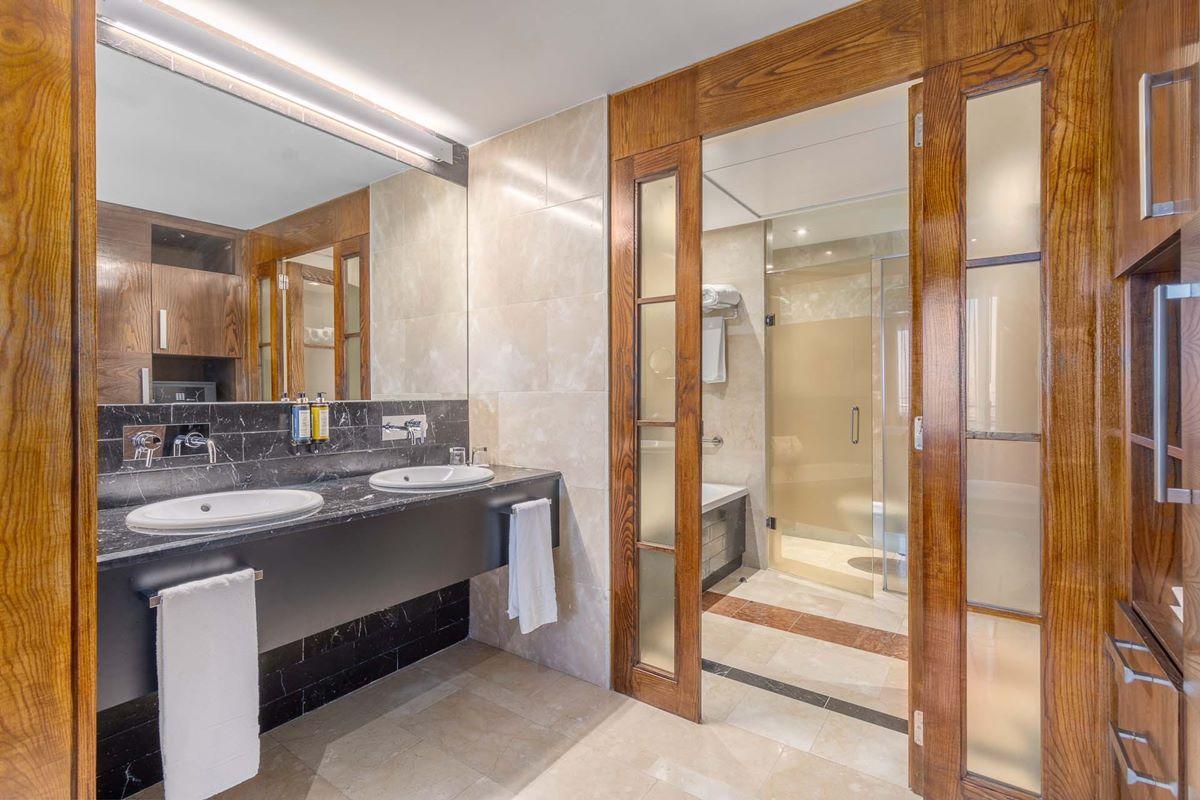 Eurostars Suites Mirasierra Мадрид Екстериор снимка Bathroom