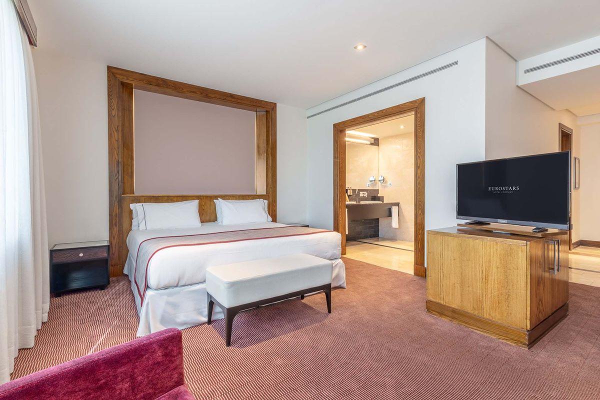 Eurostars Suites Mirasierra Мадрид Екстериор снимка A bedroom at the hotel