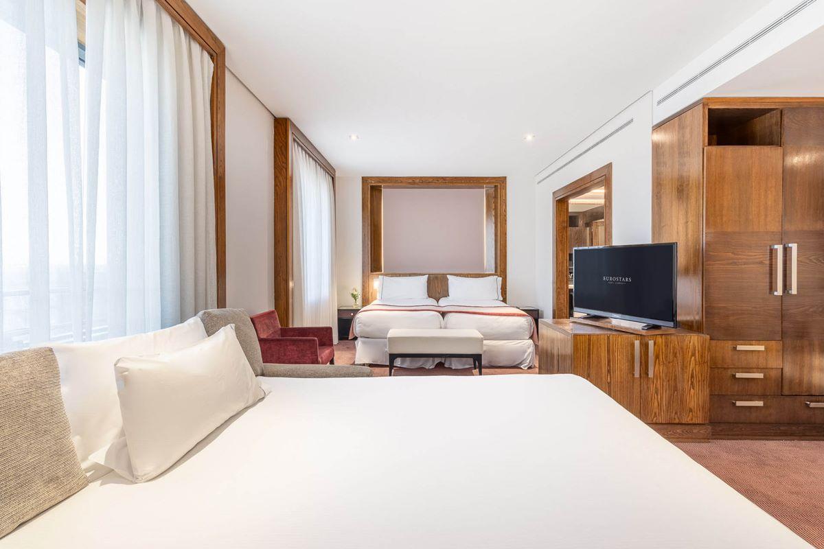 Eurostars Suites Mirasierra Мадрид Екстериор снимка A bedroom at the hotel