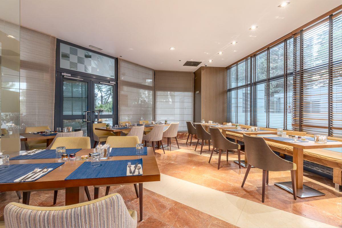 Eurostars Suites Mirasierra Мадрид Екстериор снимка The restaurant