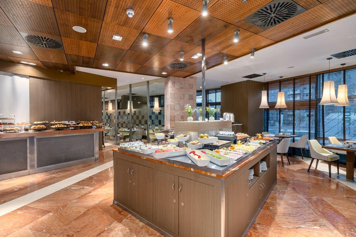 Eurostars Suites Mirasierra Мадрид Екстериор снимка The buffet at the hotel