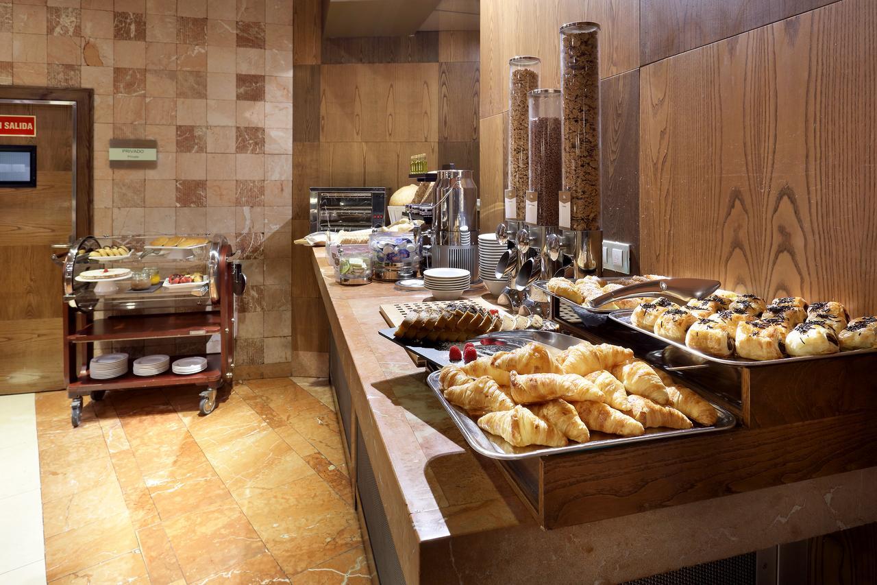 Eurostars Suites Mirasierra Мадрид Екстериор снимка A breakfast buffet at a hotel