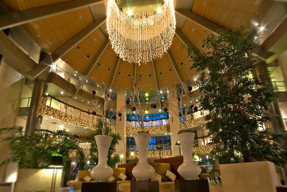 Eurostars Suites Mirasierra Мадрид Екстериор снимка The lobby of the hotel