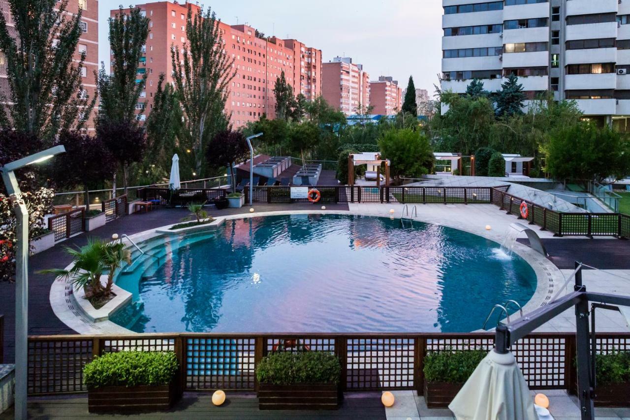 Eurostars Suites Mirasierra Мадрид Екстериор снимка Swimming pool