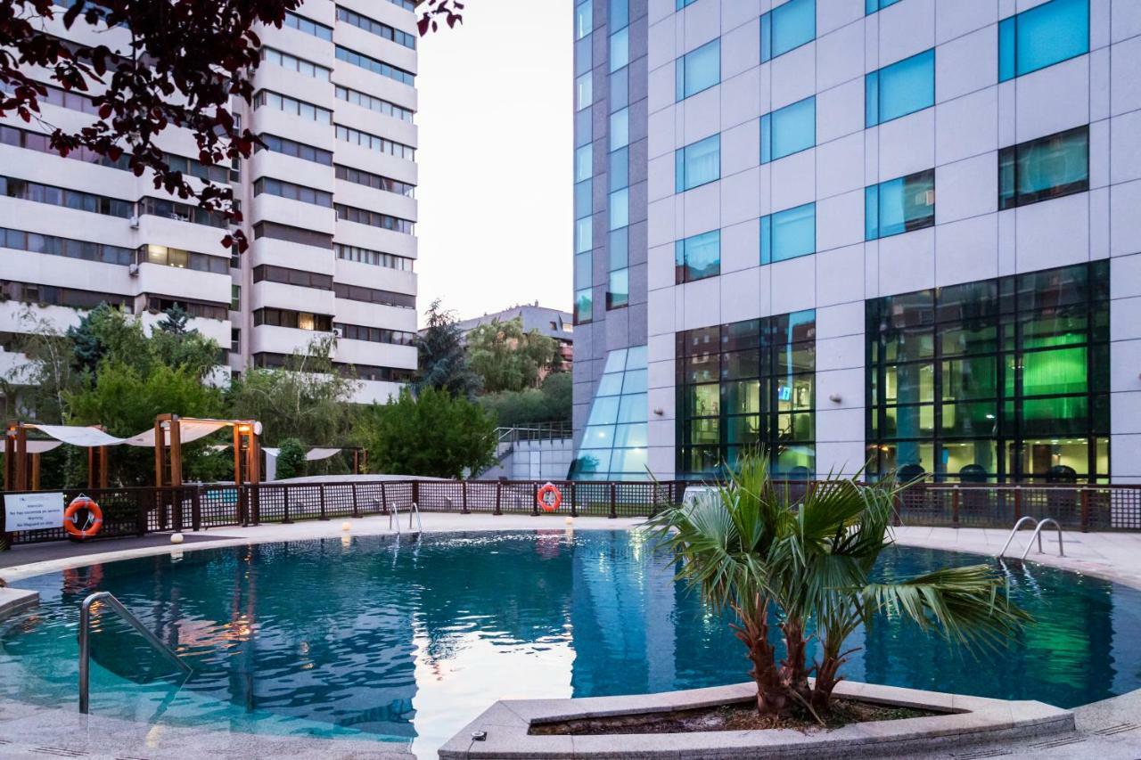 Eurostars Suites Mirasierra Мадрид Екстериор снимка The pool at the hotel
